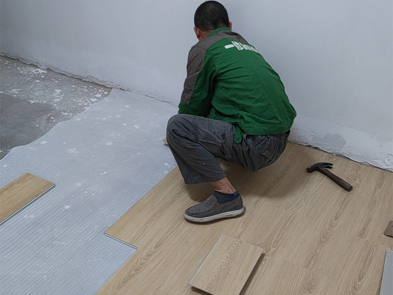 旧房翻新地板砖直接铺复合地板