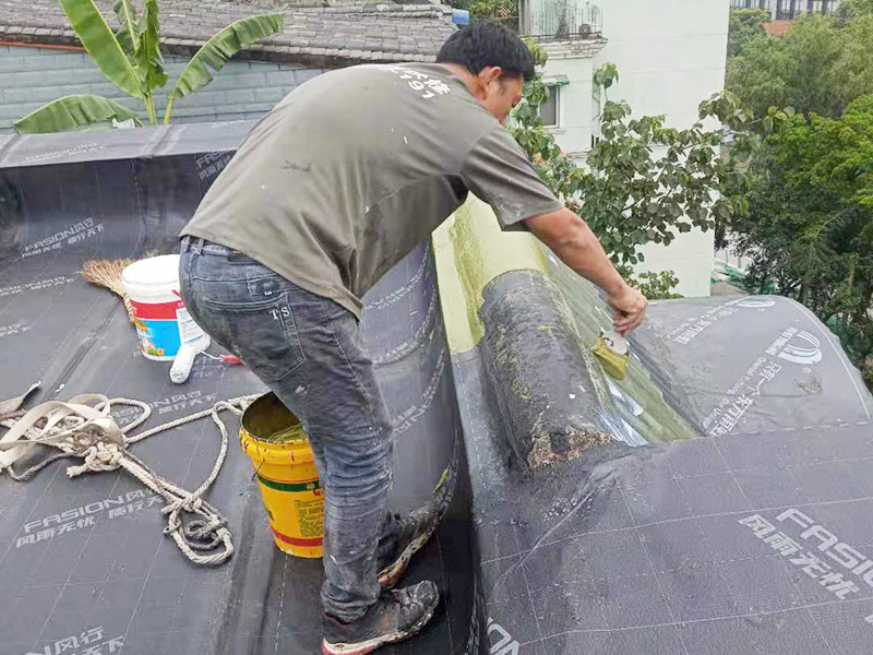 屋顶漏水找专业的防水公司多少钱