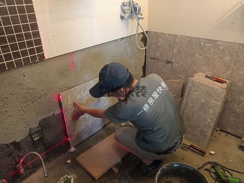 老房子卫生间漏水到楼下，可以不拆瓷砖做翻新施工吗