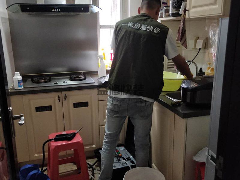 厨房里的洗碗槽漏水，如果找不到维修工人应该怎么办