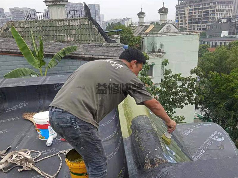 居室装修如何防范屋顶漏雨_小编教你一招轻松解决漏雨问题(图2)