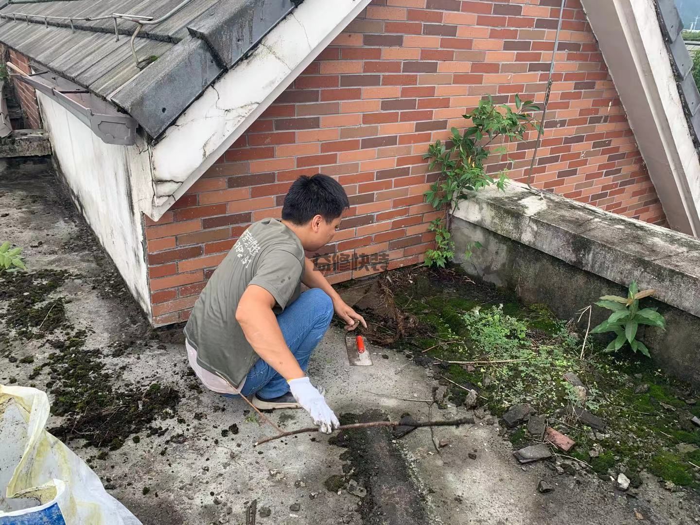 老楼的房顶漏雨，一到下雨天苦不堪言，求支招(图2)